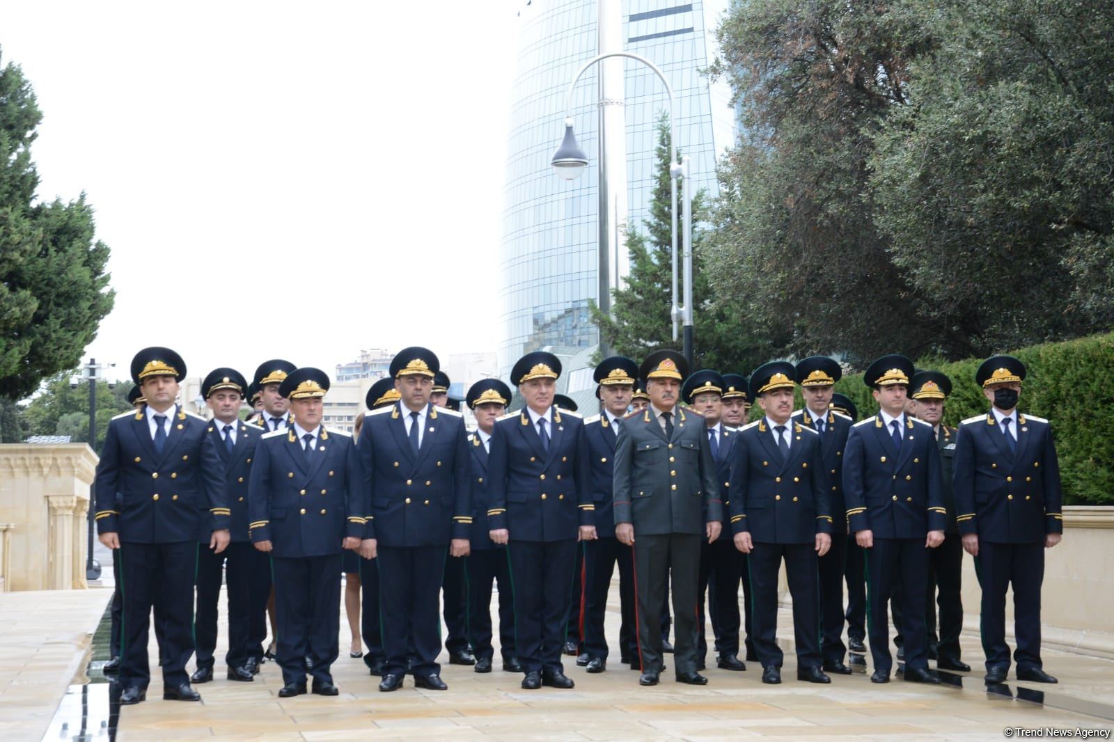Baş Prokurorluğun əməkdaşları Fəxri xiyaban və Şəhidlər xiyabanını ziyarət ediblər (FOTO) - Gallery Image
