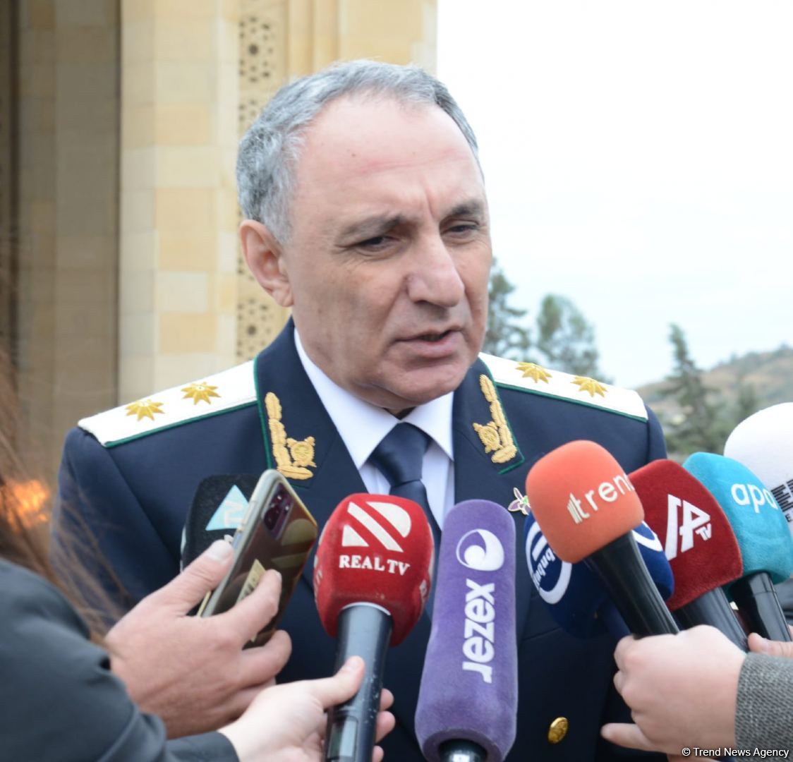 Baş Prokurorluğun əməkdaşları Fəxri xiyaban və Şəhidlər xiyabanını ziyarət ediblər (FOTO) - Gallery Image