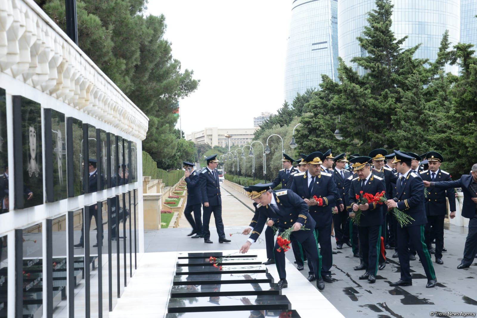 Baş Prokurorluğun əməkdaşları Fəxri xiyaban və Şəhidlər xiyabanını ziyarət ediblər (FOTO) - Gallery Image