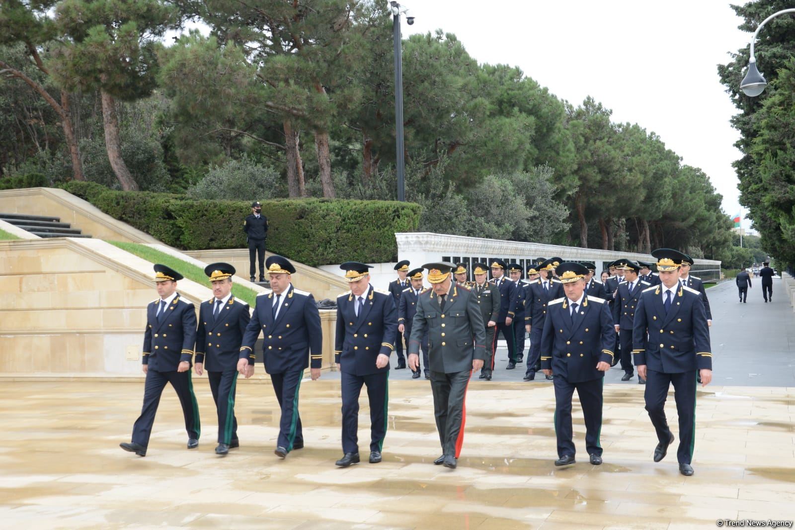 Baş Prokurorluğun əməkdaşları Fəxri xiyaban və Şəhidlər xiyabanını ziyarət ediblər (FOTO) - Gallery Image