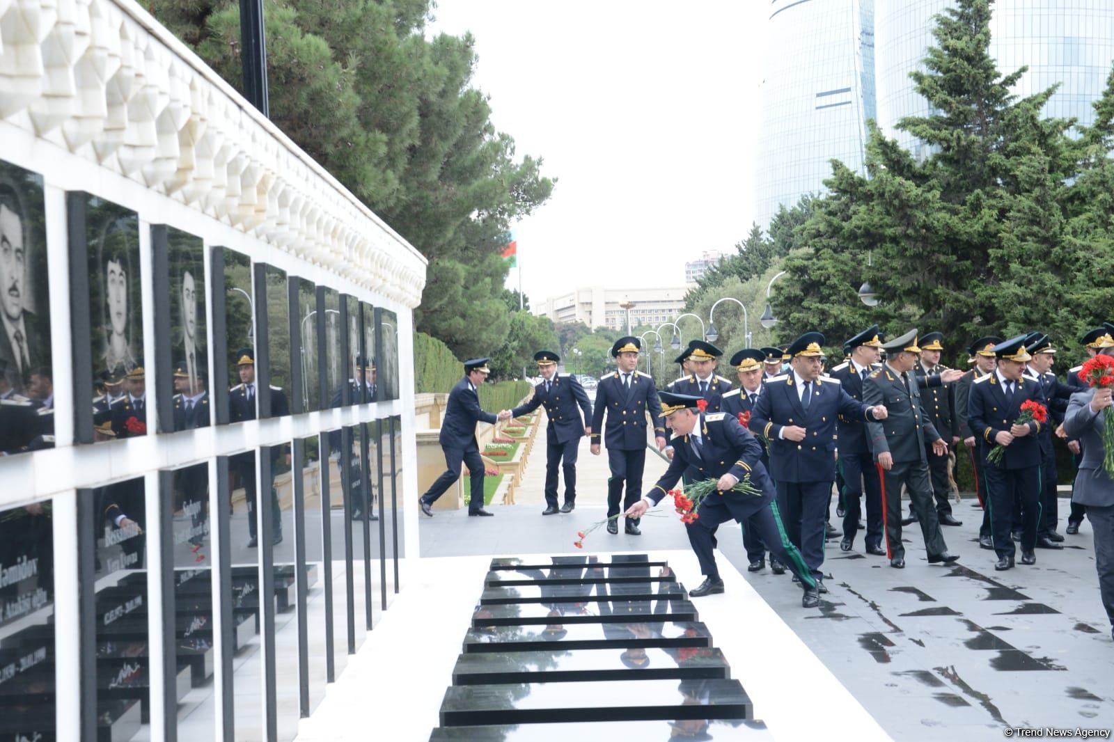 Baş Prokurorluğun əməkdaşları Fəxri xiyaban və Şəhidlər xiyabanını ziyarət ediblər (FOTO) - Gallery Image