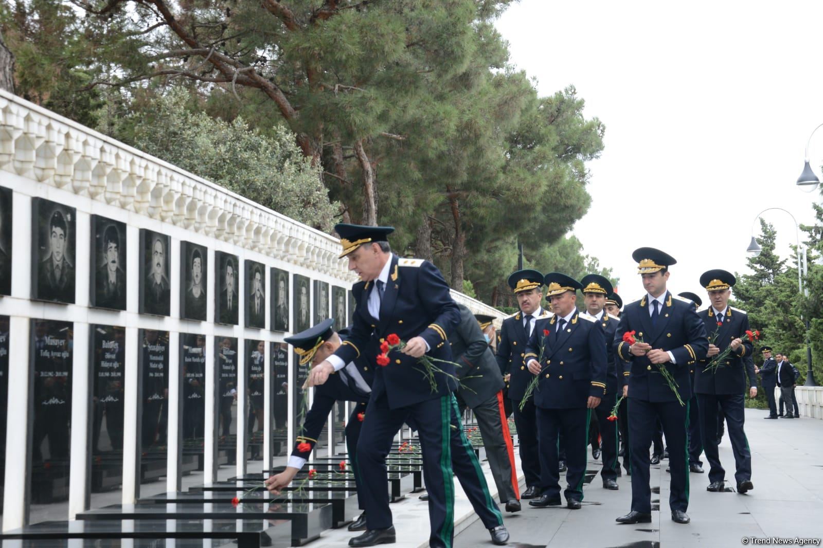 Baş Prokurorluğun əməkdaşları Fəxri xiyaban və Şəhidlər xiyabanını ziyarət ediblər (FOTO) - Gallery Image