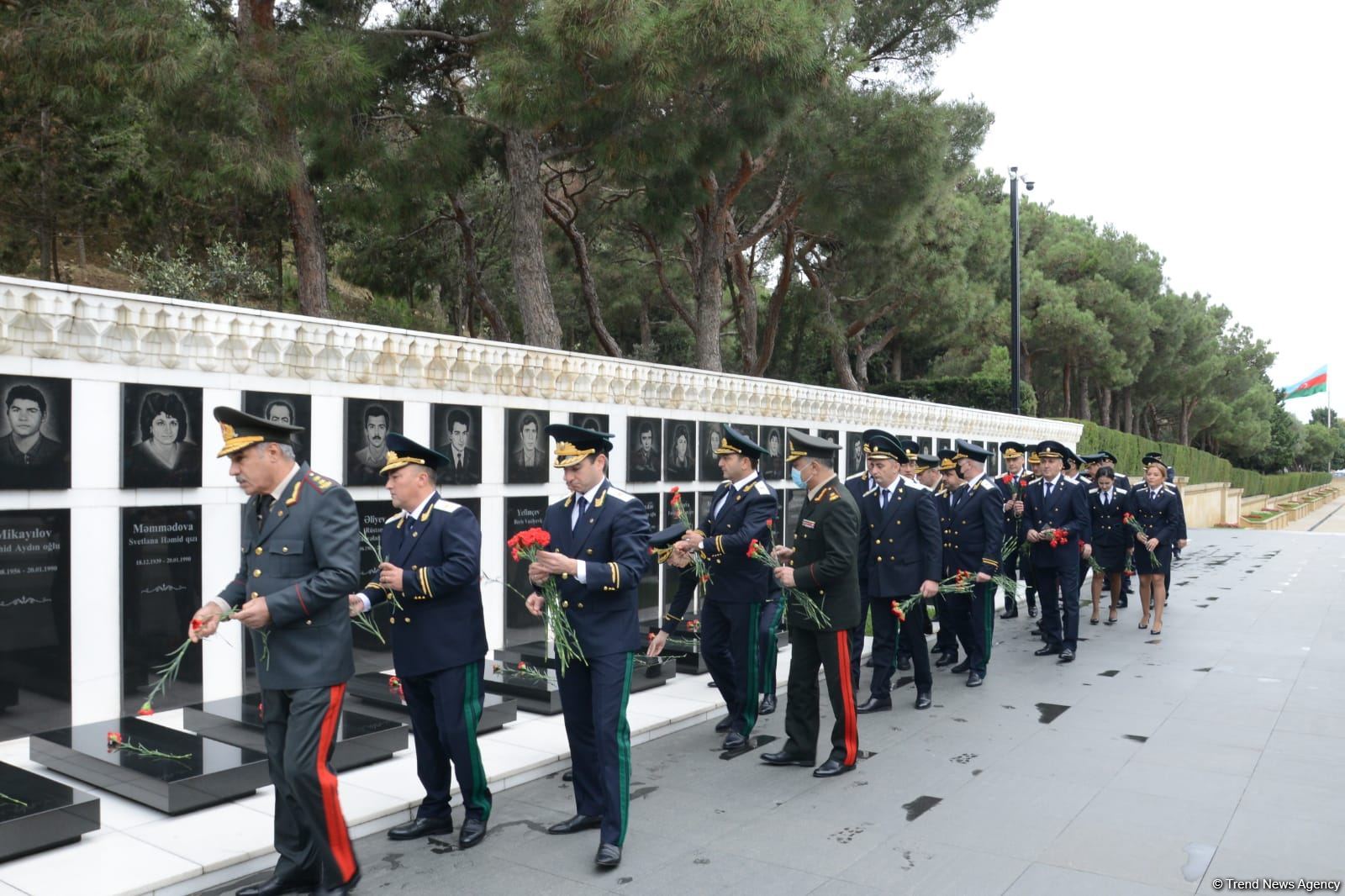 Baş Prokurorluğun əməkdaşları Fəxri xiyaban və Şəhidlər xiyabanını ziyarət ediblər (FOTO) - Gallery Image