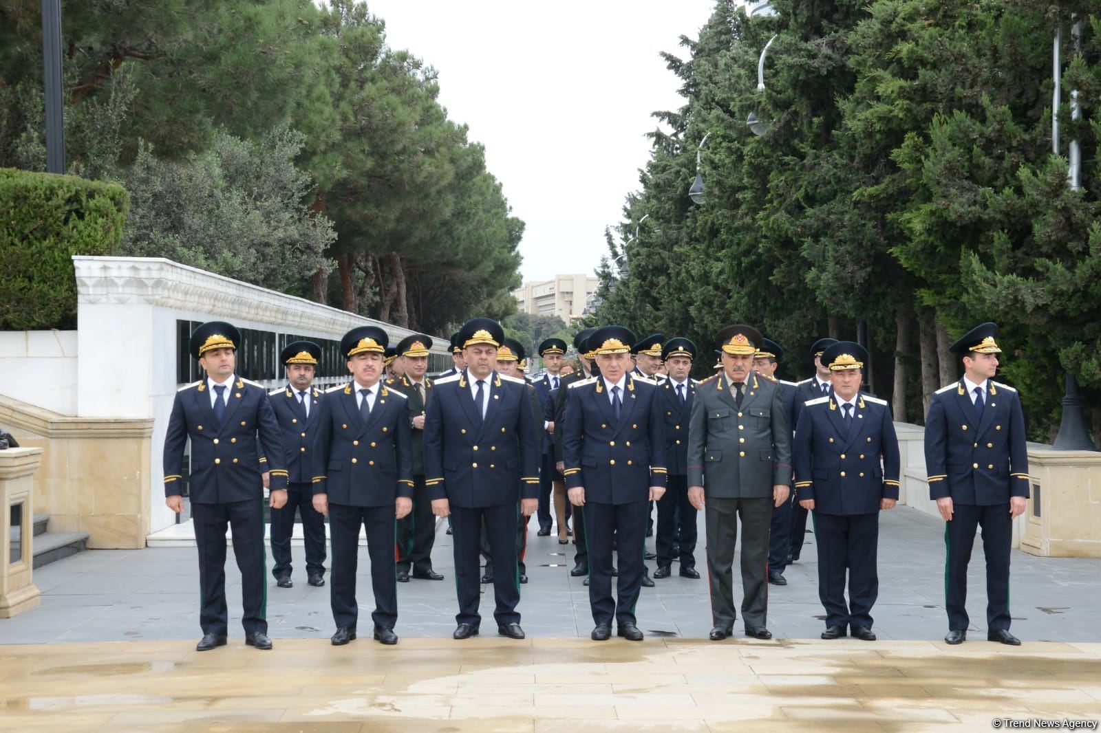 Baş Prokurorluğun əməkdaşları Fəxri xiyaban və Şəhidlər xiyabanını ziyarət ediblər (FOTO) - Gallery Image