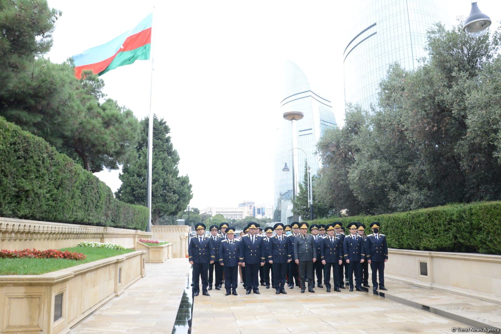 Baş Prokurorluğun əməkdaşları Fəxri xiyaban və Şəhidlər xiyabanını ziyarət ediblər (FOTO) - Gallery Image