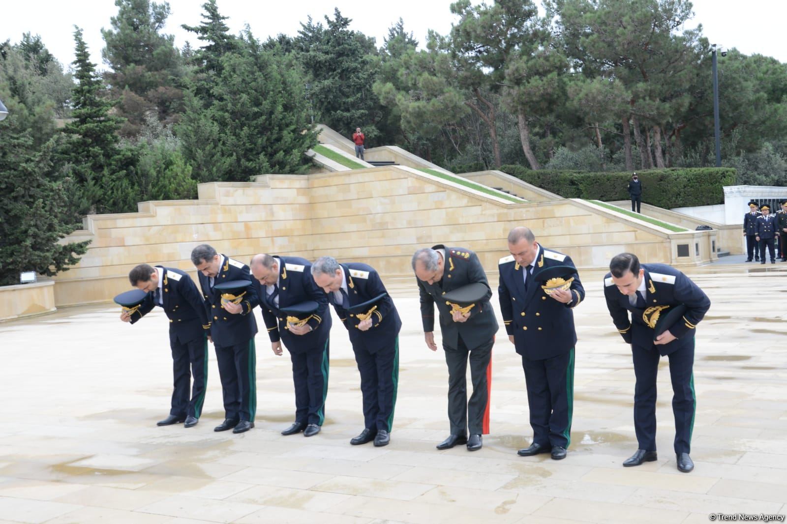 Baş Prokurorluğun əməkdaşları Fəxri xiyaban və Şəhidlər xiyabanını ziyarət ediblər (FOTO) - Gallery Image