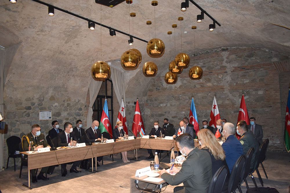 Azərbaycan, Türkiyə və Gürcüstan müdafiə nazirlərinin üçtərəfli görüşü keçirilib (FOTO) - Gallery Image