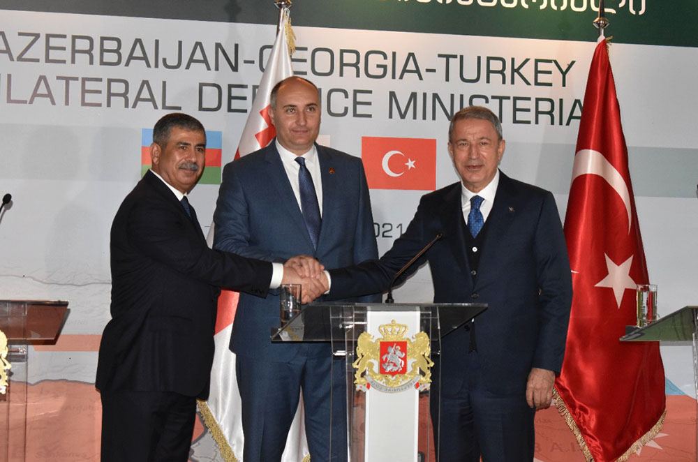 Azərbaycan, Gürcüstan və Türkiyə Müdafiə nazirlərinin mətbuat konfransı keçirilib (FOTO) - Gallery Image