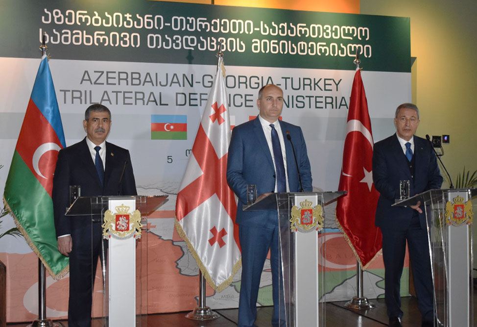 Azərbaycan, Gürcüstan və Türkiyə Müdafiə nazirlərinin mətbuat konfransı keçirilib (FOTO) - Gallery Image