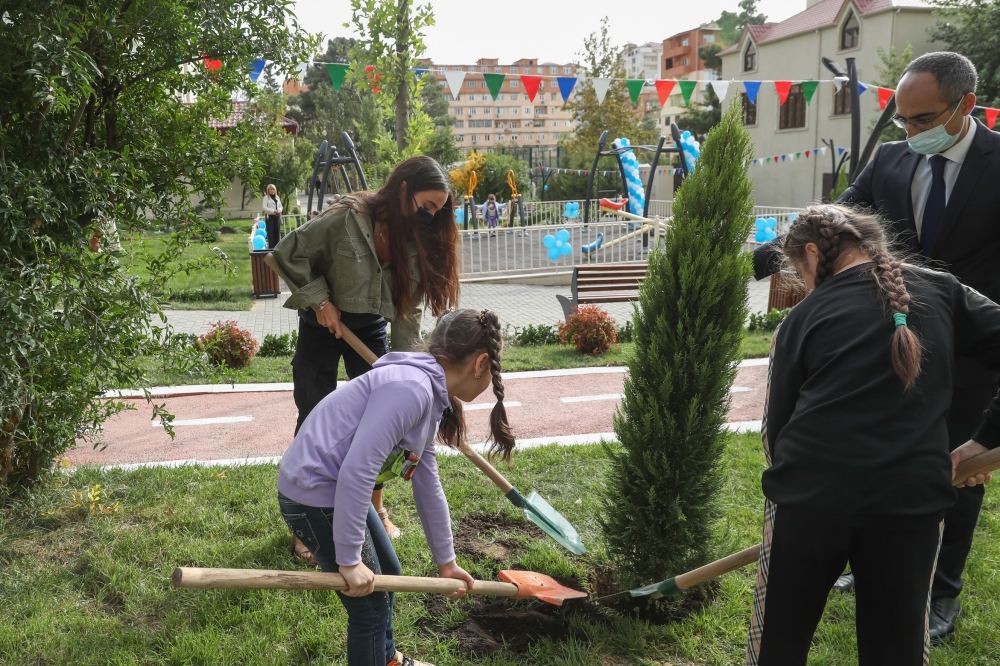 “Bizim həyət” layihəsi çərçivəsində abadlaşdırılan növbəti həyətin açılışı olub (FOTO) - Gallery Image