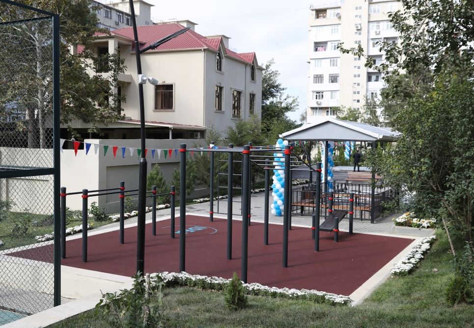 “Bizim həyət” layihəsi çərçivəsində abadlaşdırılan növbəti həyətin açılışı olub (FOTO) - Gallery Image