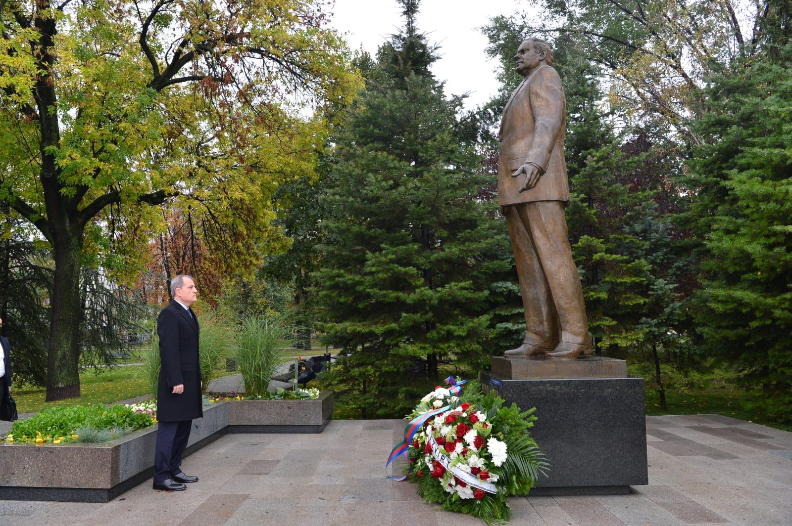 Ceyhun Bayramov Belqradda ümummilli lider Heydər Əliyevin abidəsini ziyarət edib (FOTO) - Gallery Image
