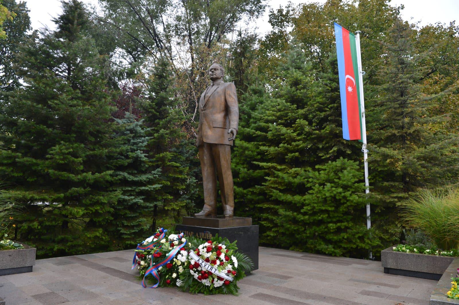 Ceyhun Bayramov Belqradda ümummilli lider Heydər Əliyevin abidəsini ziyarət edib (FOTO) - Gallery Image