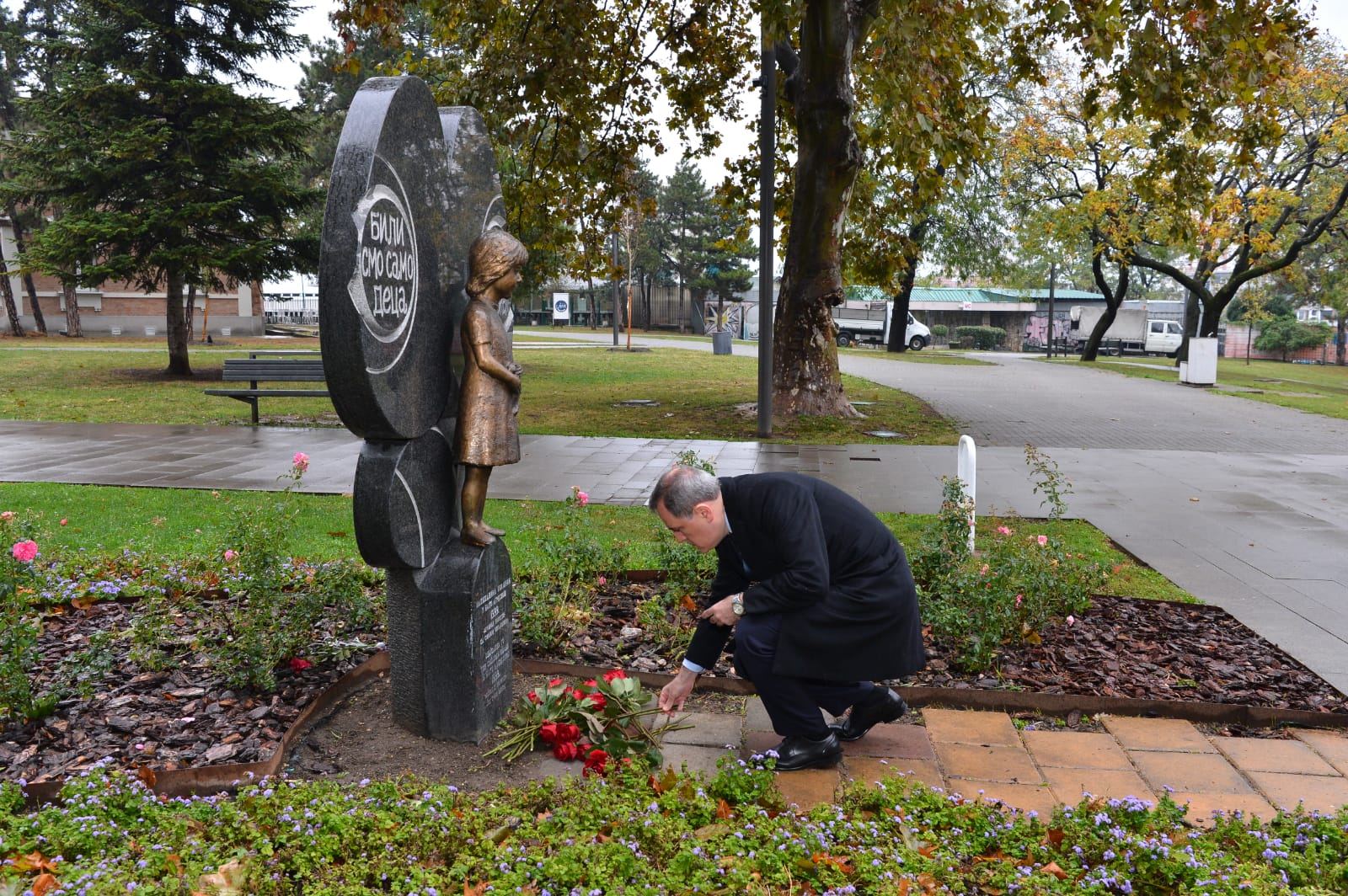 Ceyhun Bayramov Belqradda ümummilli lider Heydər Əliyevin abidəsini ziyarət edib (FOTO) - Gallery Image