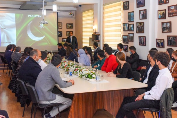 Pakistanlı rektor ADU tələbələrinə mühazirə oxudu- FOTO Pakistanlı rektor ADU tələbələrinə mühazirə oxudu- FOTO