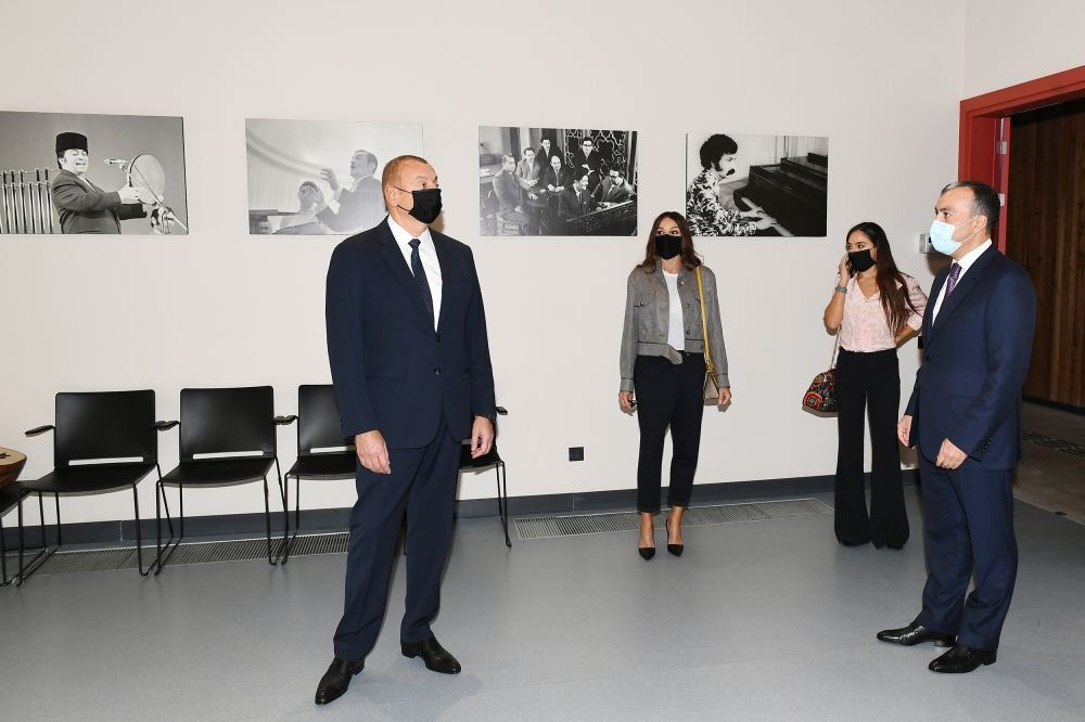 Prezident İlham Əliyev, Birinci xanım Mehriban Əliyeva və qızları Leyla Əliyeva Bakıda DOST İnklüziv İnkişaf və Yaradıcılıq Mərkəzinin açılışında iştirak ediblər (FOTO) (YENİLƏNİB) - Gallery Image