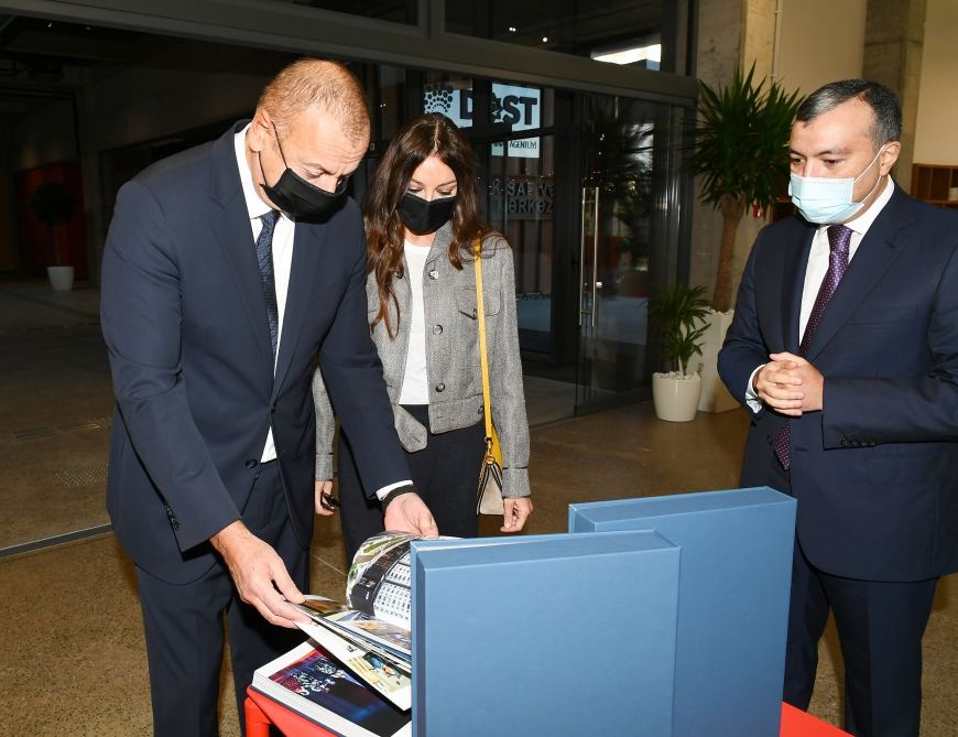 Prezident İlham Əliyev, Birinci xanım Mehriban Əliyeva və qızları Leyla Əliyeva Bakıda DOST İnklüziv İnkişaf və Yaradıcılıq Mərkəzinin açılışında iştirak ediblər (FOTO) (YENİLƏNİB) - Gallery Image