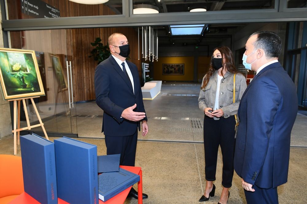 Prezident İlham Əliyev, Birinci xanım Mehriban Əliyeva və qızları Leyla Əliyeva Bakıda DOST İnklüziv İnkişaf və Yaradıcılıq Mərkəzinin açılışında iştirak ediblər (FOTO) (YENİLƏNİB) - Gallery Image