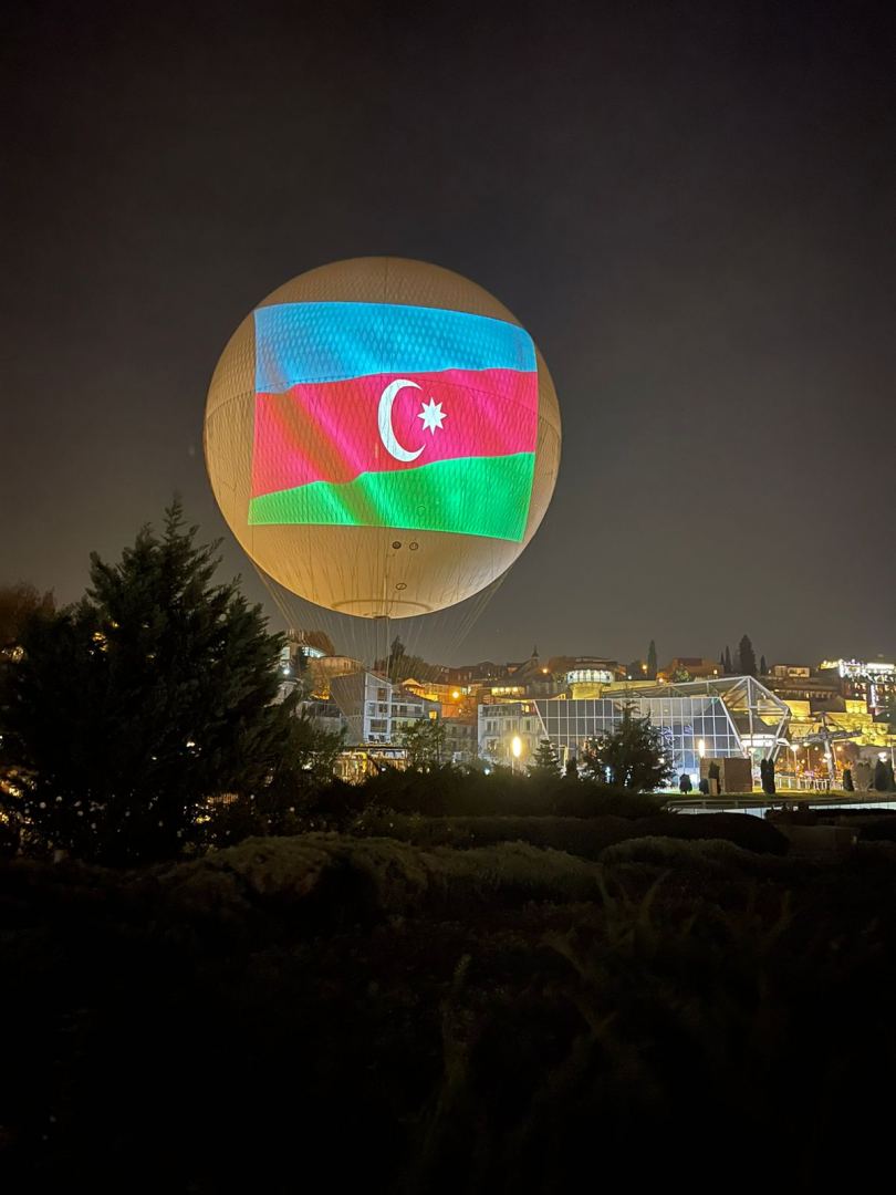 Tbilisidə üzərində Azərbaycan bayrağı təsvir olunmuş 600 ədəd şar havaya buraxılıb (FOTO) - Gallery Image