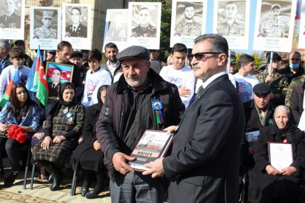 Novruz Aslanov Ismayıllıda “Zəfər günü”nü sakinlərlə birlikdə qeyd etdi - FOTOLAR