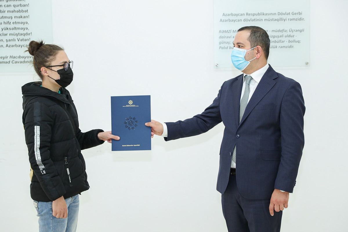 Valideyn himayəsindən məhrum bir qrup gəncə mənzil verilib (FOTO) - Gallery Image