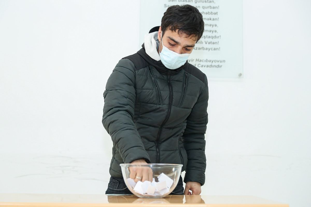 Valideyn himayəsindən məhrum bir qrup gəncə mənzil verilib (FOTO) - Gallery Image