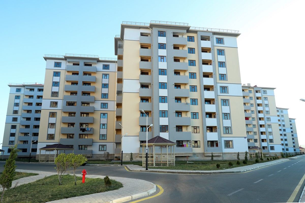 Valideyn himayəsindən məhrum bir qrup gəncə mənzil verilib (FOTO) - Gallery Image