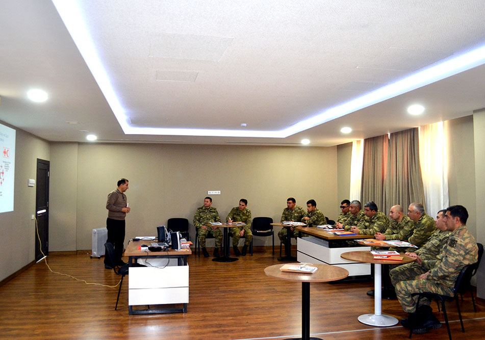 Hərbi qulluqçularla beynəlxalq humanitar hüquq mövzusunda seminar keçirilib (FOTO) - Gallery Image
