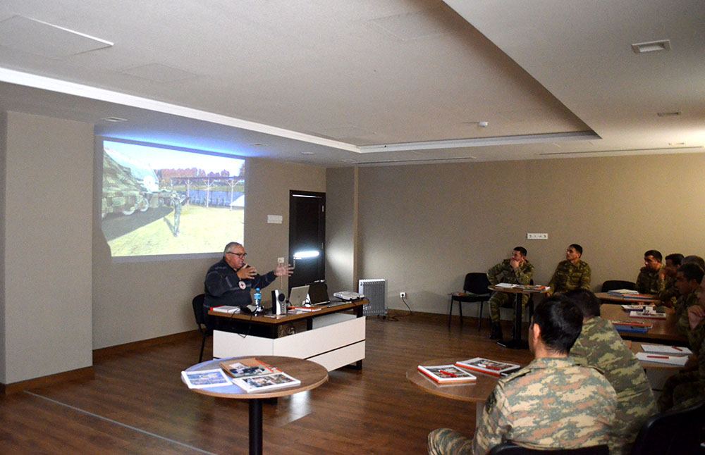 Hərbi qulluqçularla beynəlxalq humanitar hüquq mövzusunda seminar keçirilib (FOTO) - Gallery Image