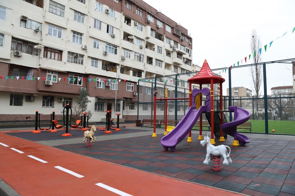 Bakının Nizami rayonunda növbəti abad həyət istifadəyə verilib (FOTO) - Gallery Image