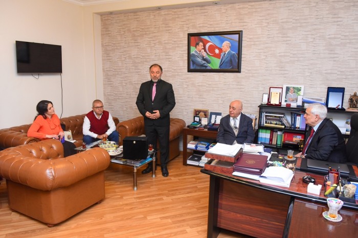 Kamal Abdullaya mükafat təqdim olundu- FOTO Kamal Abdullaya mükafat təqdim olundu- FOTO