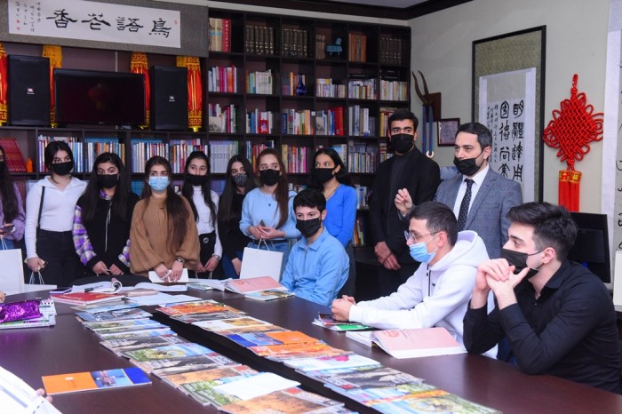 Kamal Abdulla şəhid ailələrinin övladları ilə görüşdü- FOTOLAR Kamal Abdulla şəhid ailələrinin övladları ilə görüşdü- FOTOLAR