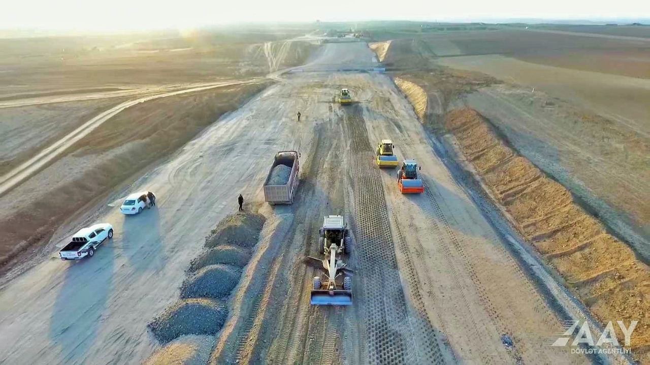Əhmədbəyli-Füzuli-Şuşa avtomobil yolunun tikintisi sürətlə davam etdirilir (FOTO) - Gallery Image