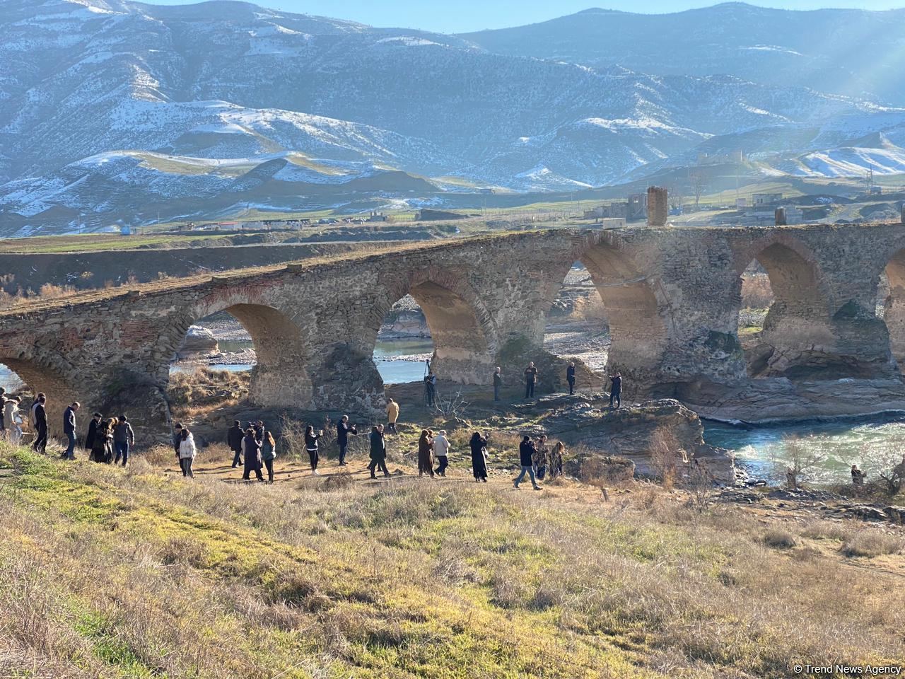 Azərbaycanda fəaliyyət göstərən QHT-lərin Xudafərinə səfəri başlayıb - Gallery Image
