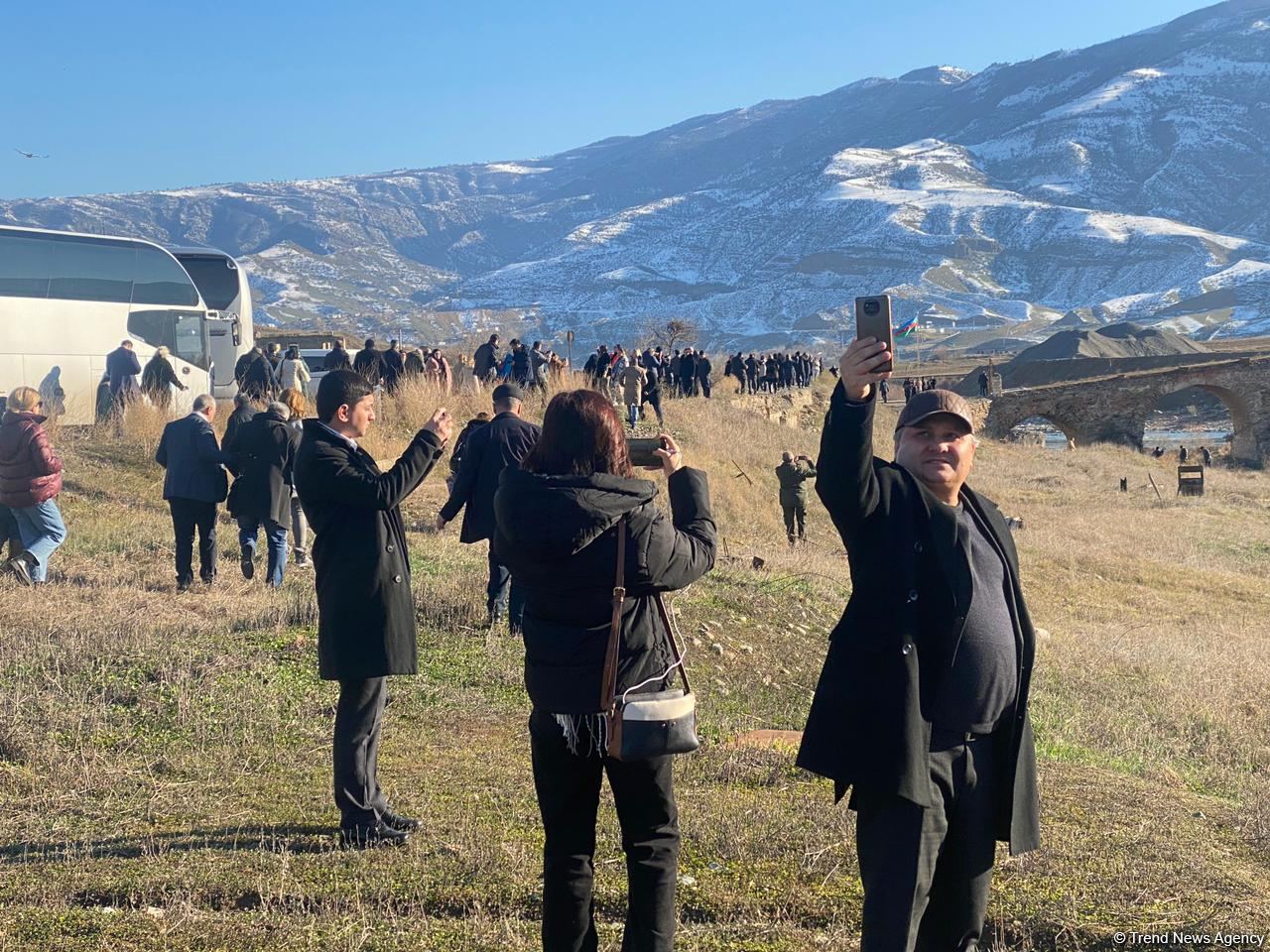 Azərbaycanda fəaliyyət göstərən QHT-lərin Xudafərinə səfəri başlayıb - Gallery Image