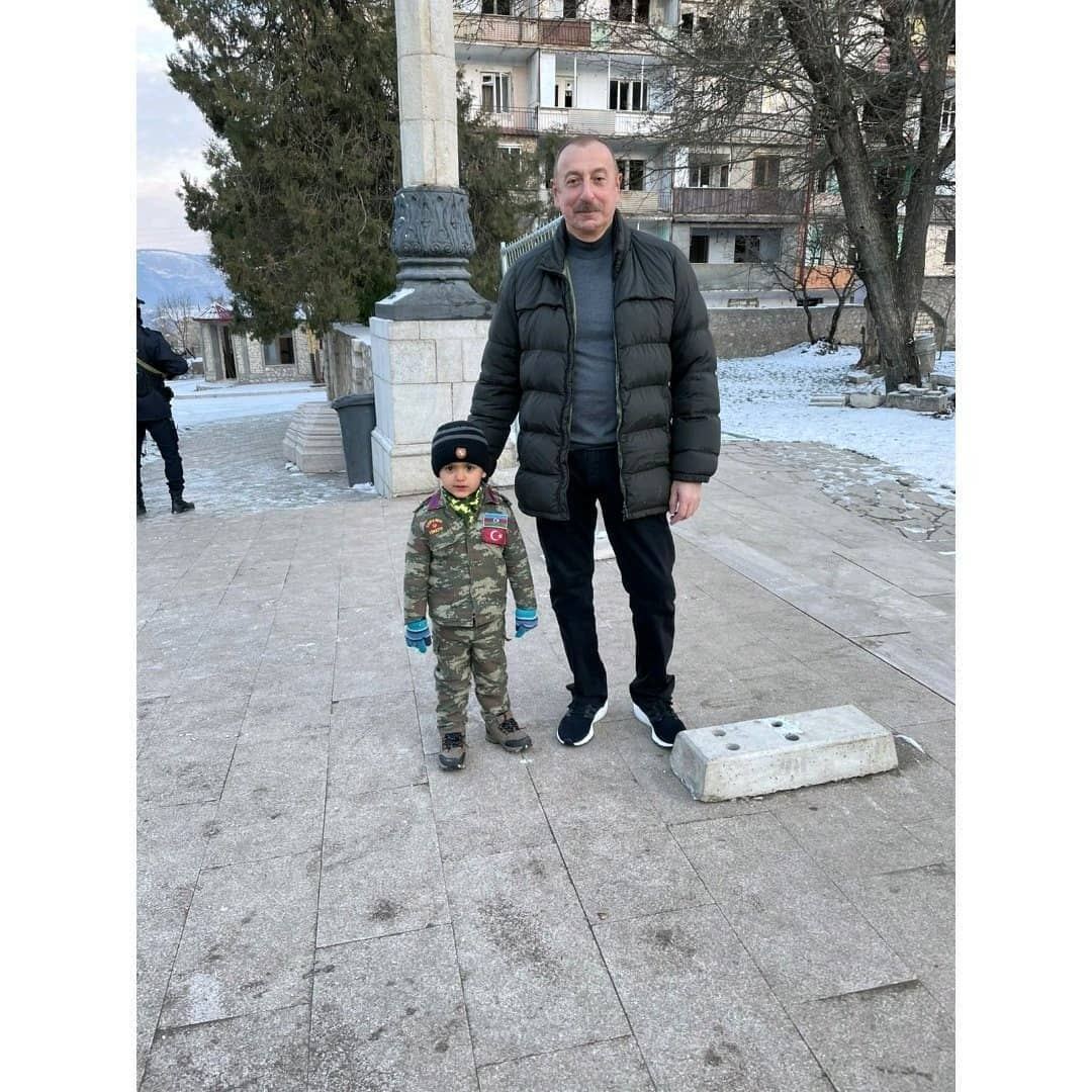 Özünü general təyin etmisən? - Şuşada Prezident İlham Əliyevlə 4 yaşlı Asif arasında maraqlı dialoq (FOTO/VİDEO) - Gallery Image