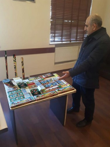 Məktəb ləvazimatları mağazasında pirotexniki vasitələr satan şəxs saxlanıldı- FOTO Məktəb ləvazimatları mağazasında pirotexniki vasitələr satan şəxs saxlanıldı- FOTO