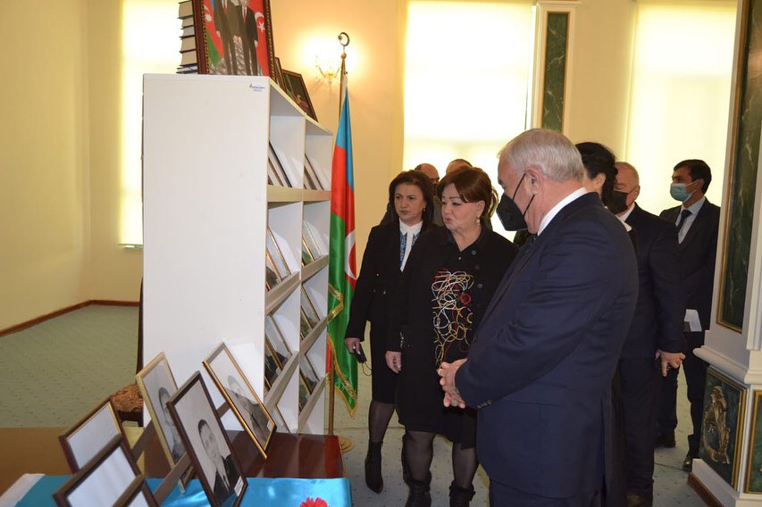 Şəhidlərin portretləri ailələrinə təqdim edilib