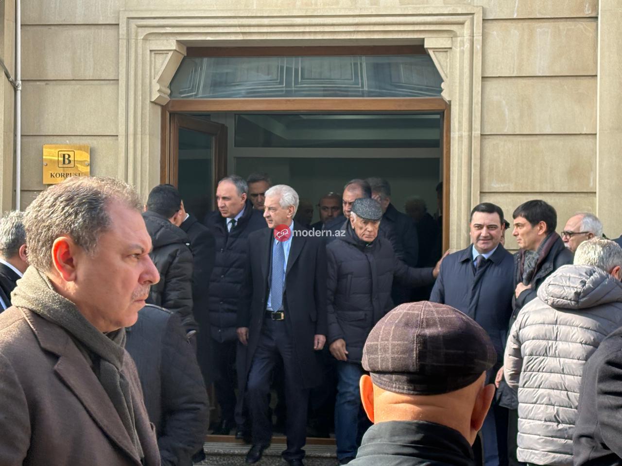 Sahibə Qafarovanın qardaşının vida mərasimi keçirilir - FOTOLAR 6 a5771bce93e200c36f7cd9dfd0e5deaa