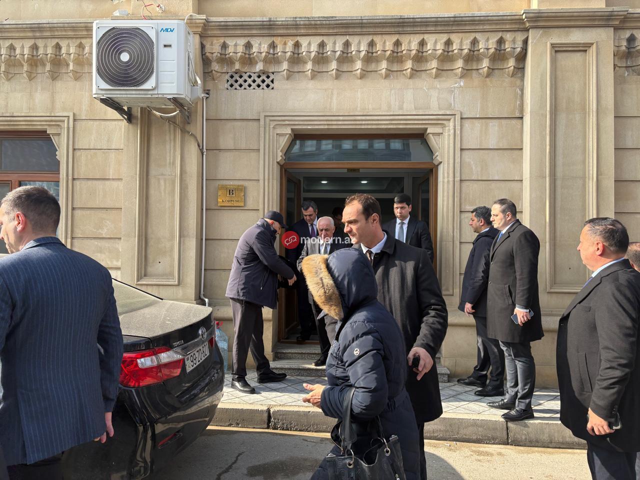 Sahibə Qafarovanın qardaşının vida mərasimi keçirilir - FOTOLAR 3 d3d9446802a44259755d38e6d163e820