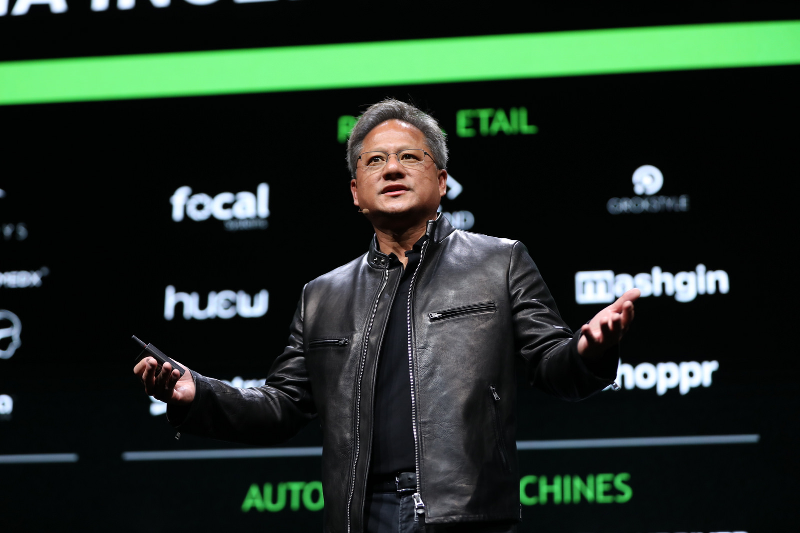 Nvidia rəhbərinin gödəkçəsi 960 min dollara satıldı