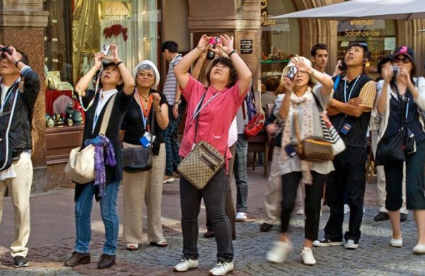 Ölkəyə turist axını AZALIB