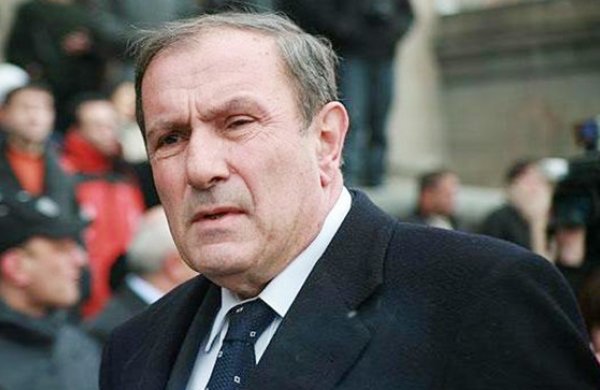 Ter-Petrosyan Qarabağ münaqişəsinə görə erməni ziyalılarını qınadı