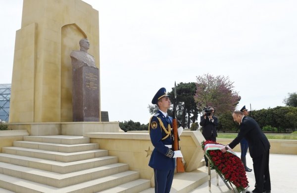 Prezident Həzi Aslanovun abidəsini ziyarət etdi-9 May