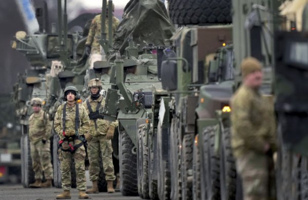 NATO 42 min hərbçisini döyüş vəziyyətinə gətirdi