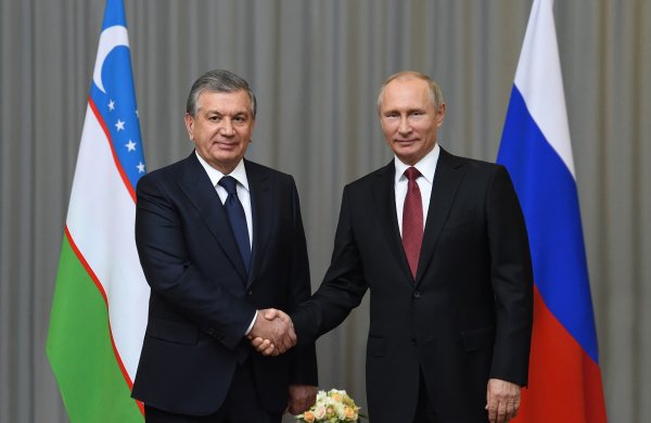 Putin Özbəkistan prezidentinə zəng etdi