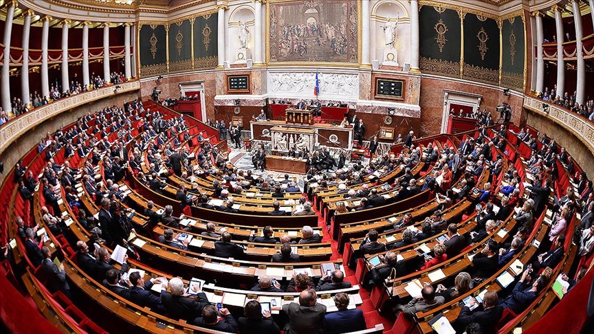 Makron Fransa parlamentini buraxa bilər